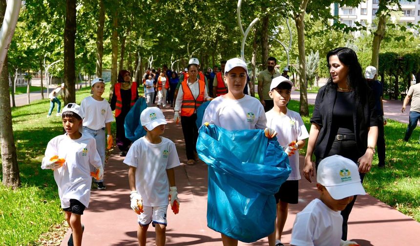 Diyarbakır’da çocuklar da temizlik seferberliğine katıldı