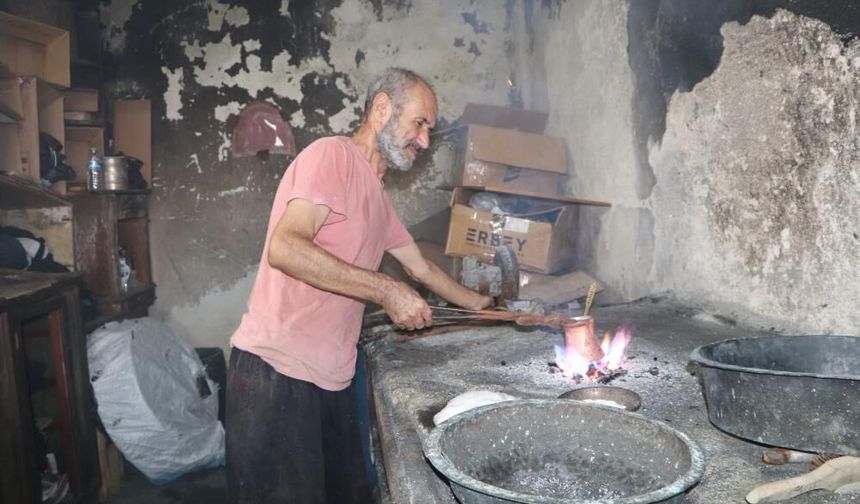 Bir eli kalayda, bir eli kalemde