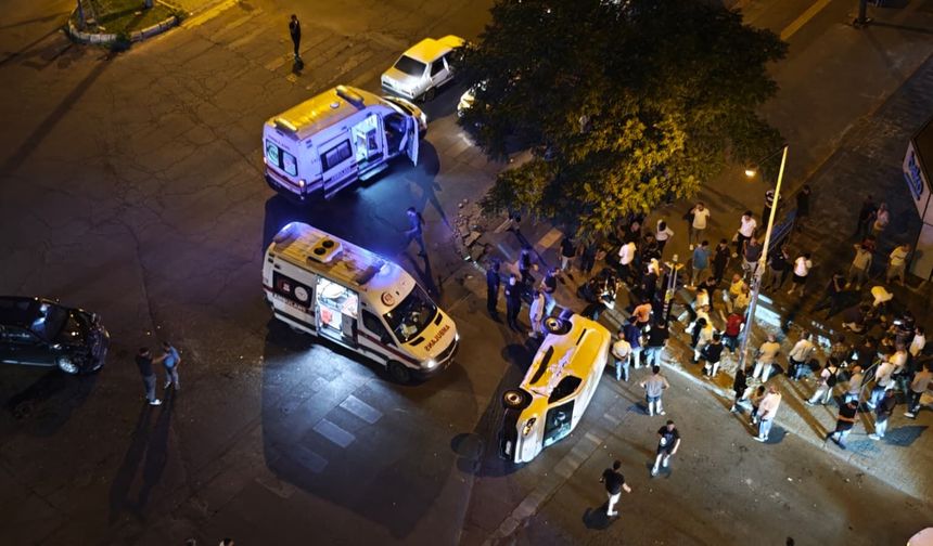 Diyarbakır’da otomobil ile hafif ticari araç çarpıştı; Yaralılar var