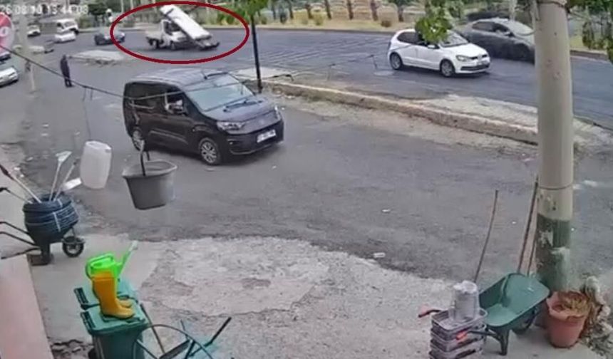 Diyarbakır’da ani fren paniği: Kamyonetteki demirler yola savruldu