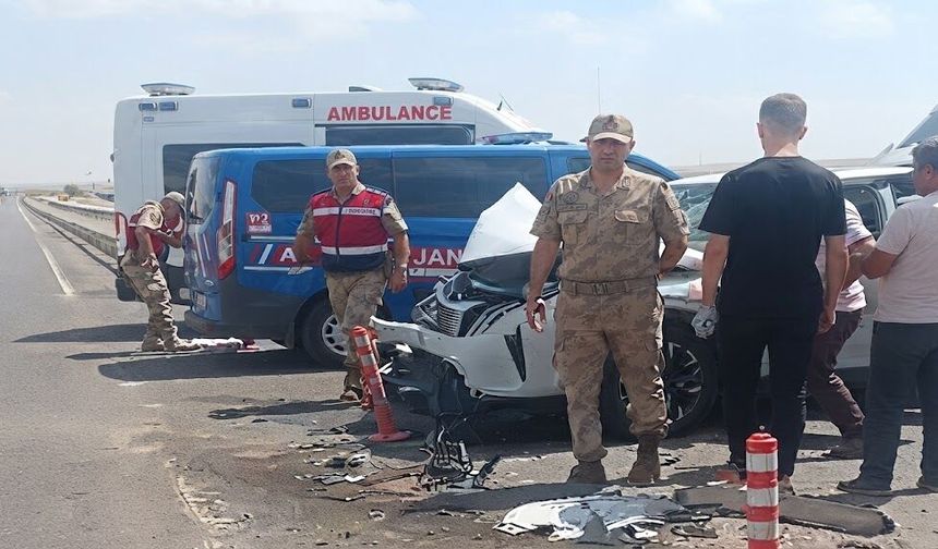 Diyarbakır’da TIR ile otomobil çarpıştı: 1’i ağır, 4 yaralı