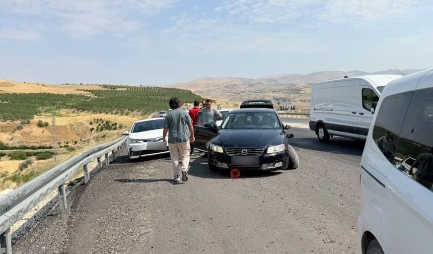 Diyarbakır yolunda polis kovalamacası: Şüpheli araç bariyerlere çarptı
