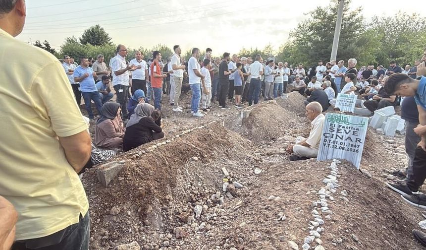 Diyarbakır’daki feci kazada ölen 5 kardeş ve 2 yeğen toprağa verildi