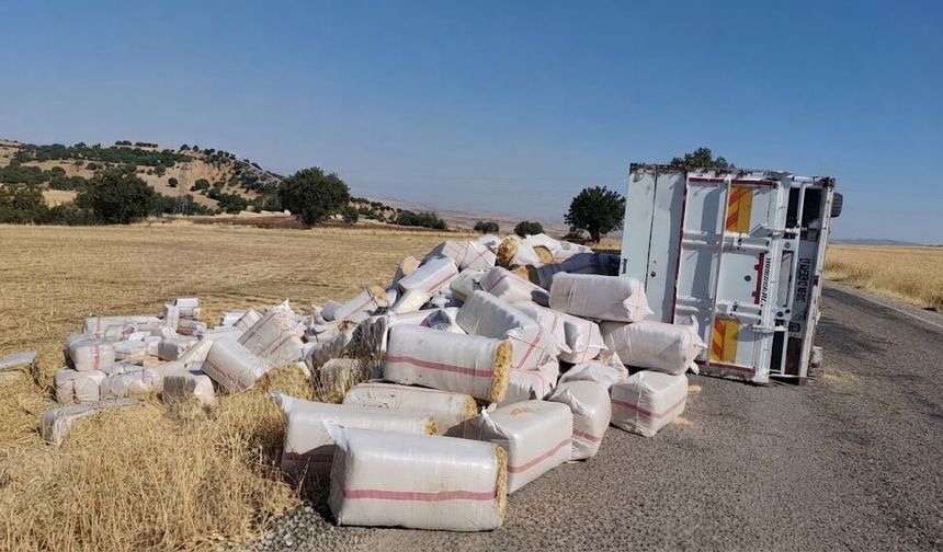 Diyarbakır'da korkutan kaza! Saman yüklü kamyon devrildi