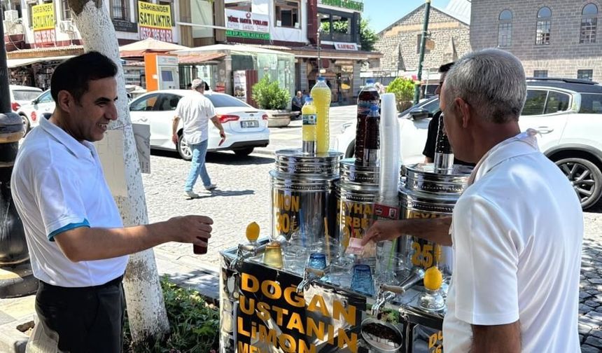 Diyarbakır sıcağında 32 yıldır aynı tezgah