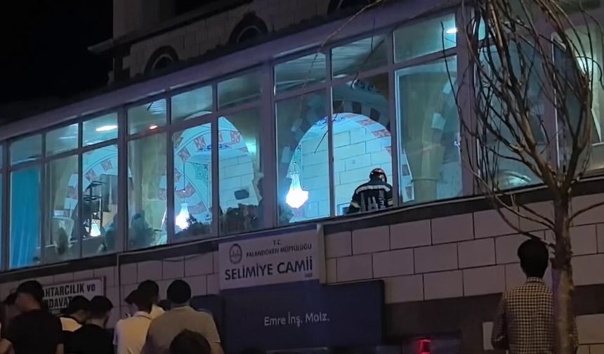 Camide bir kişi asılı halde ölü bulundu