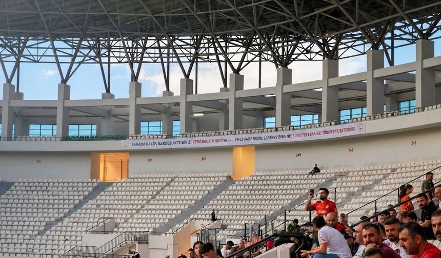 Amedspor -Erzurumspor maçında dikkat çeken pankart