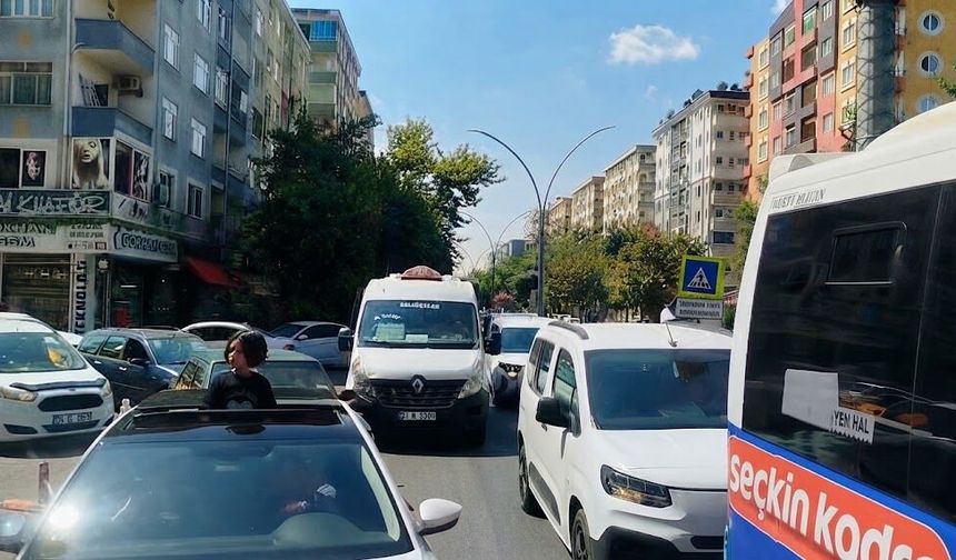 Diyarbakır’da 30 Ağustos provası trafiği kilitledi! Sürücüler sokaklarda mahsur kaldı
