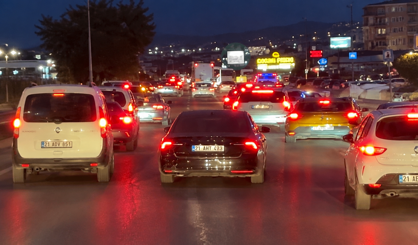Diyarbakır’da itfaiye aracına yol vermeyen sürücü kamerada