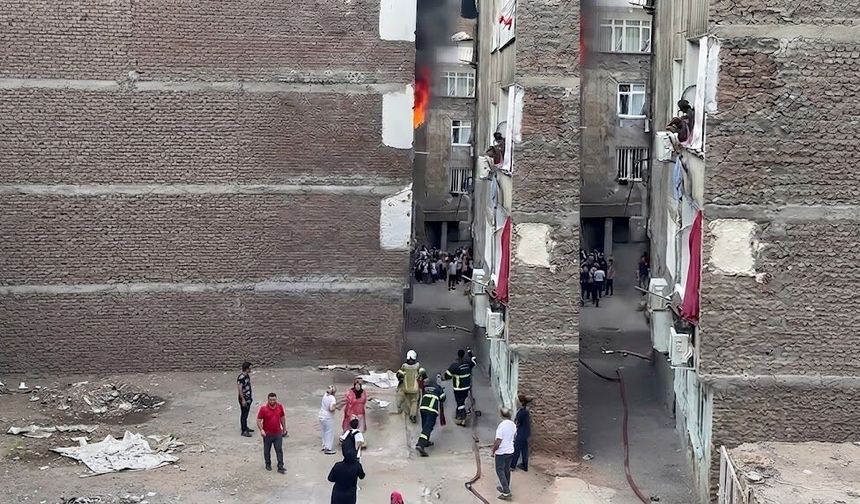 Diyarbakır'da korkutan yangın: Ev alevlere teslim oldu