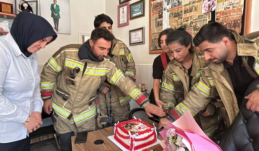 Diyarbakır’da yangın ihbarıyla geldiler, pasta sürpriziyle karşılaştılar!