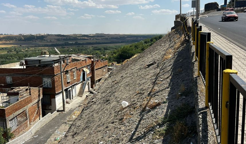 Diyarbakır’da korkutan çökme! Fiskaya yolunda kaldırım parçaları aşağı düştü