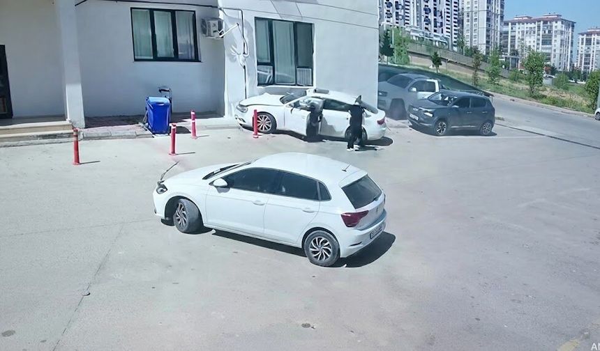 Diyarbakır’da faciadan dönüldü! Araç önce otomobile sonra duvara çarptı