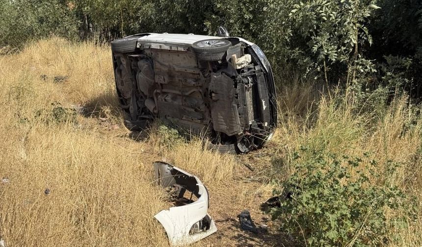 Diyarbakır’da virajı alamayan sürücünün otomobili devrildi