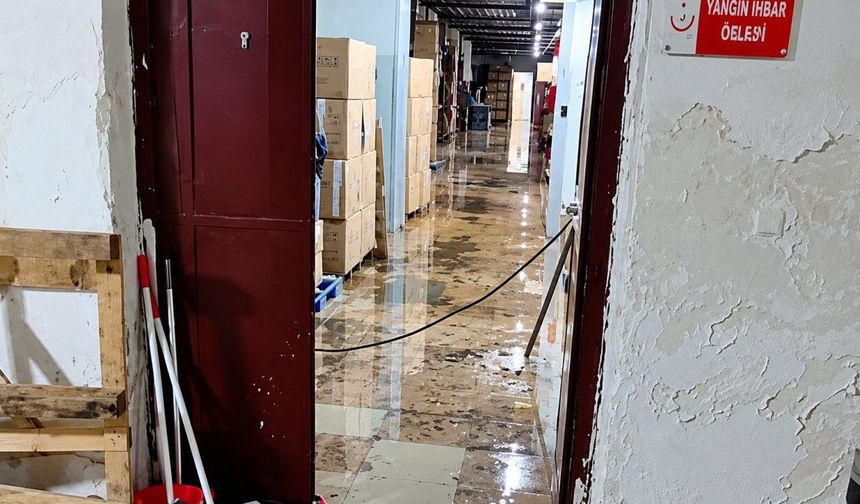 Diyarbakır’da hastaneyi lağım suyu bastı: Tıbbi malzemeler su altında kaldı
