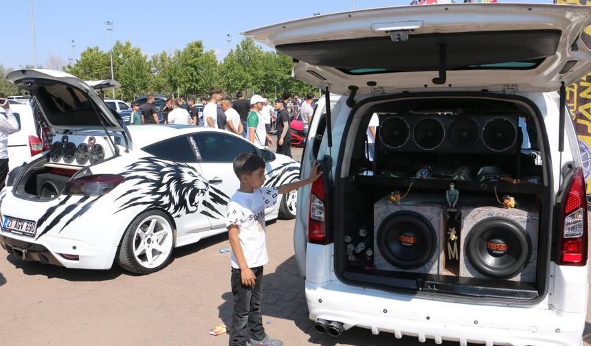 Diyarbakır'da modifiyeli araç tutkunları festivali