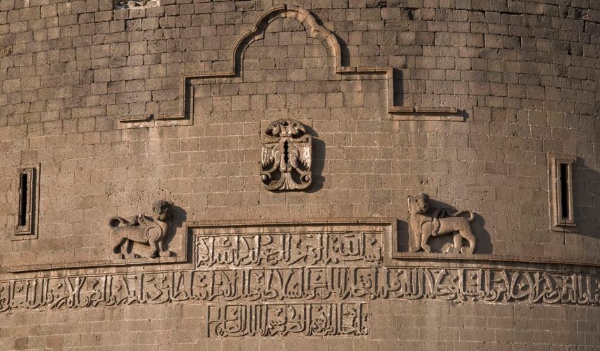 Diyarbakır Surları’nda taşlara işlenen tarih!