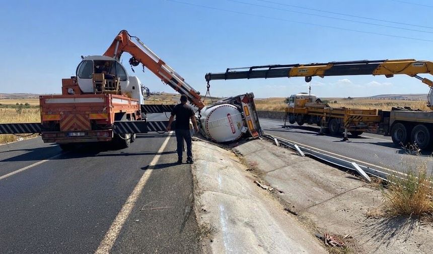 Diyarbakır’da akaryakıt tankeri devrildi: 2 kişi böyle kurtarıldı