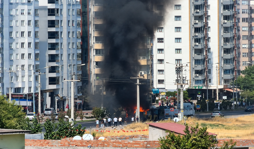 Diyarbakır’da seyir halindeki belediye otobüsü alevlere teslim oldu