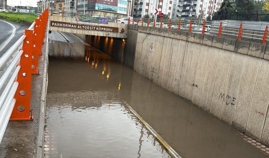 Diyarbakır’da sağanak hayatı felç etti! Alt geçitler tıkandı