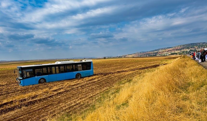Diyarbakır’da belediye otobüsü tarlaya girdi