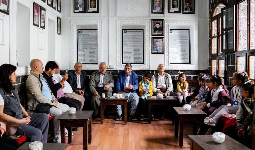 Diyarbakır'da çocuklar dengbajlerle buluştu