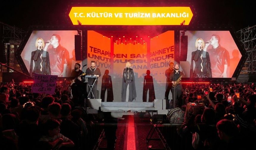Derya Uluğ ve Poizi Diyarbakır’ı coşturdu