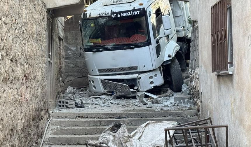 Diyarbakır’da faciadan kıl payı dönüldü! Kamyon eve çarptı