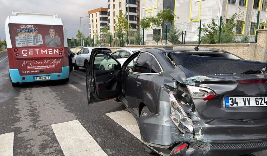 Diyarbakır'da halk otobüsü ile otomobil çarpıştı: Yaralılar var