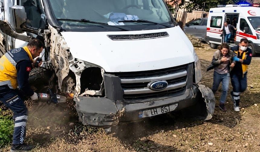 Diyarbakır’da korkutan kaza! Kamyonet refüje çıktı, yaralılar var