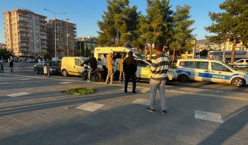 Diyarbakır’da kaza sonrası ortalık karıştı: Caddeyi ringe çevirdiler