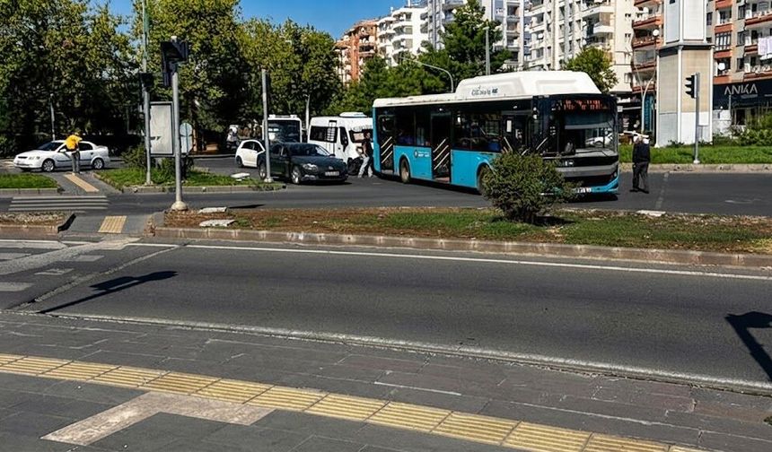 Diyarbakır’da korkutan kaza: Belediye otobüsüne arkadan çarptı
