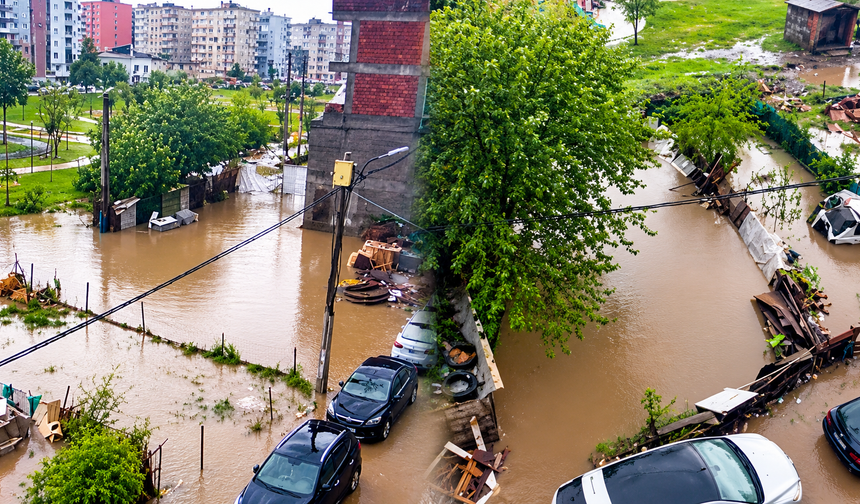 Diyarbakır’da sağanak sonrası korkutan görüntüler: Mahalle göle döndü