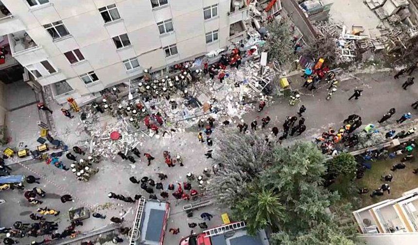 Maltepe’de çöken binadan son kişi çıkarıldı: Acı anlar havadan görüntülendi