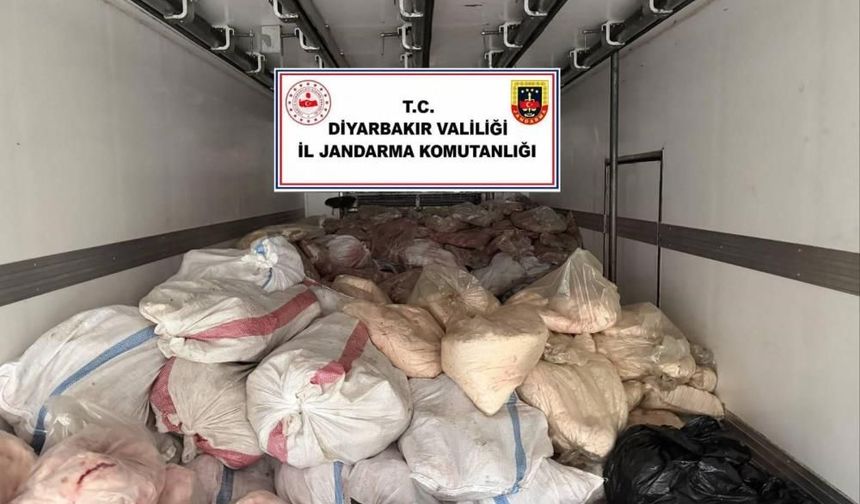 Diyarbakır’da pes dedirten görüntü: 8 ton yağ ve sakatat ele geçirildi