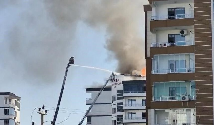 Diyarbakır’da site çatısında yangın paniği: Apartman boşaltıldı
