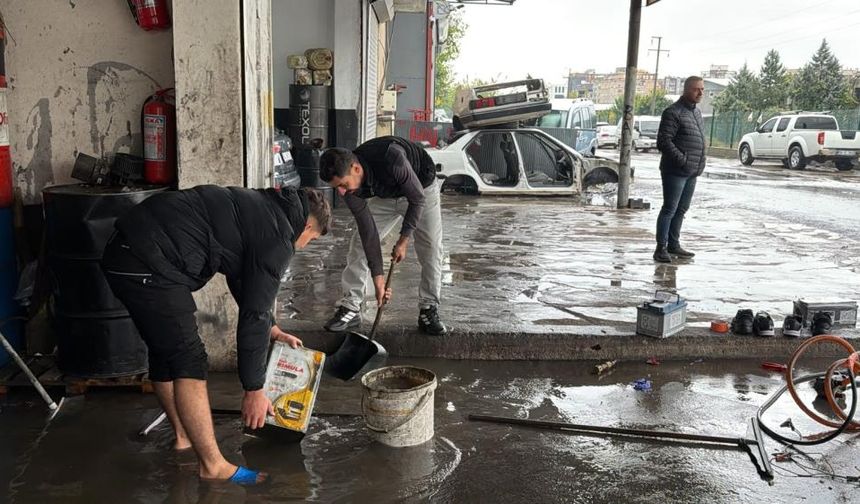 Diyarbakır’da yağmur esnafı vurdu: Dükkanlar sular altında kaldı