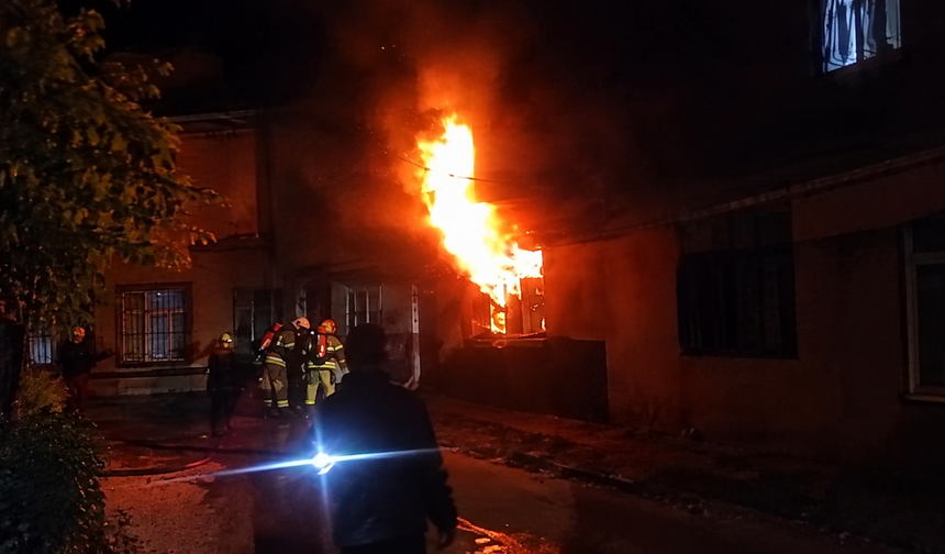 Diyarbakır’da apartmanda yangın paniği: Ev küle döndü