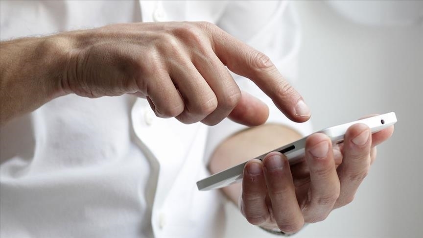 İlan, telefon ve mesaj yöntemlerinin yanı sıra, son günlerde sanal medyadaki emekli gruplarını da yakından takip ediyorlar. Yapay zekâ destekli görüşmelerle emeklileri gerçek banka yetkilisiyle konuştuğunu zannettiriyorlar ve böylece tuzağa düşürüyorlar.