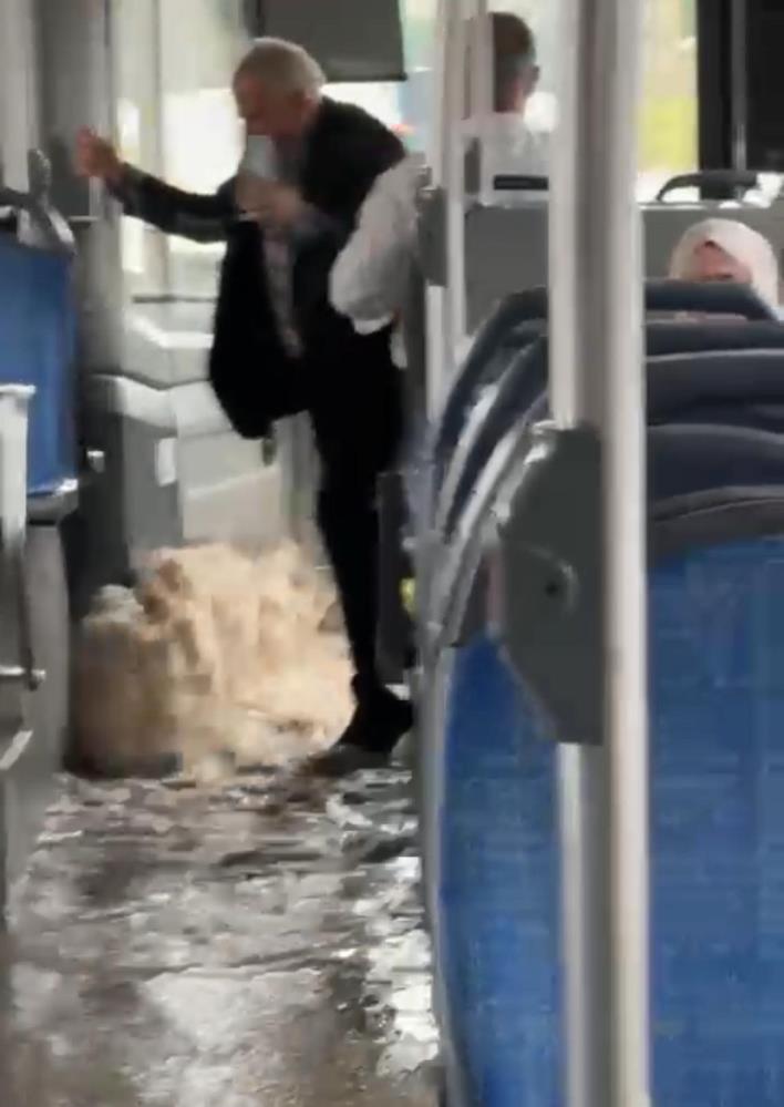 Halk Otobüsü Sağanak