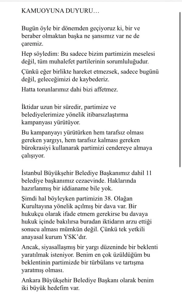 “Bugün, Ayrışmayı Değil, Kenetlenmeyi Konuşmalıyız” Yavaş’ın açıklaması, muhalefet cephesindeki iç çekişmelerin kamuoyunda geniş yankı bulduğu bir döneme denk geldi. Özellikle, CHP eski Genel Başkanı Kemal Kılıçdaroğlu ile mevcut Genel Başkan Özgür Özel etrafında şekillenen tartışmaların partide bölünmeye neden olabileceği yorumları yapılırken, Yavaş bu süreçte sağduyulu bir çağrıyla öne çıktı. Yavaş, “Bugün öyle bir dönemden geçiyoruz ki; bir ve beraber olmaktan başka ne şansımız var ne de çaremiz. Bunu defalarca söyledim ve yine söylüyorum. İçinde bulunduğumuz şartlarda, toplumsal sorumluluğumuz, şahsi ya da hizipsel çıkarların çok üzerindedir,” dedi. “Kurultay Tartışmaları Ne Ülkeye Ne de Vatandaşa Fayda Sağlar” Yavaş, açıklamasında 30 Haziran’da görülecek olan CHP Kurultayı iptali davasına da dolaylı olarak değindi. Söz konusu tartışmaların, partinin temel hedeflerinden uzaklaşmasına neden olduğunu belirten Yavaş, şu ifadeleri kullandı: “30 Haziran’daki dava süreciyle ilişkilendirilerek, partililerimizin ya da partili görünen bazı isimlerin, mevcut Genel Başkanımız ve önceki Genel Başkanımız etrafında yürüttükleri tartışmalar; ne ülkemizin demokratikleşme ve adalet mücadelesine, ne de vatandaşlarımızın her geçen gün artan ekonomik sorunlarına katkı sunabilir.”