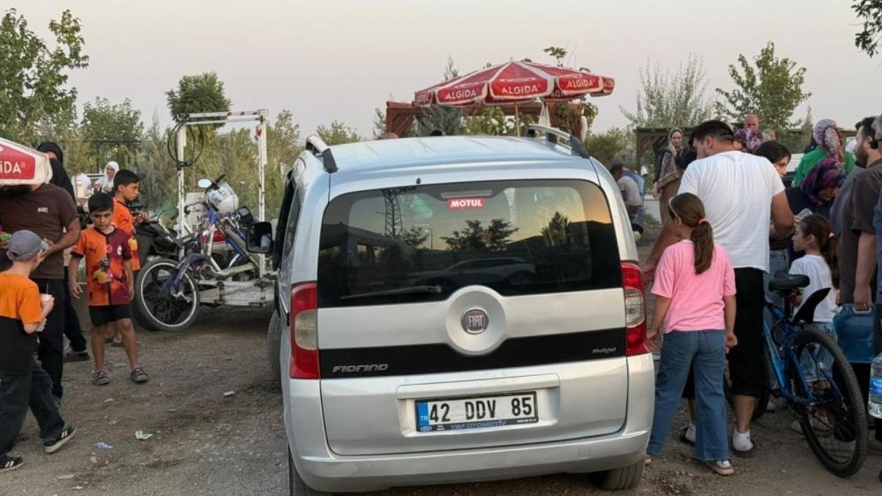 Yenikoy Mezarligi Arac Trafigi