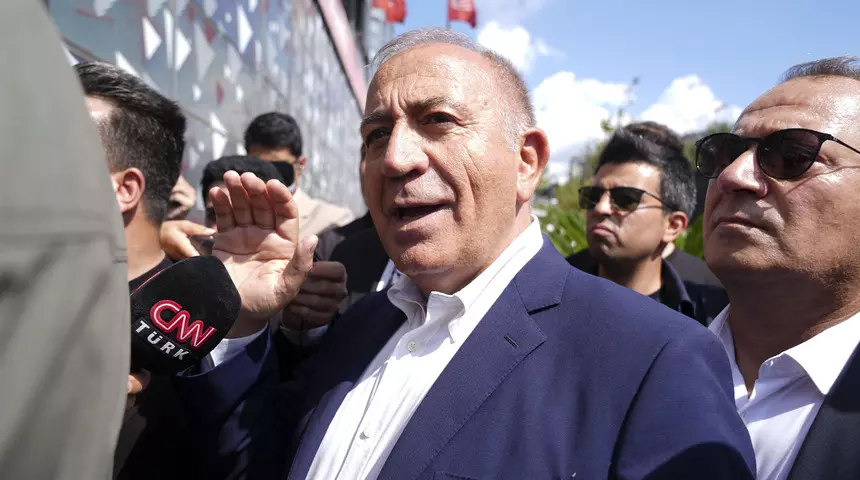AK PARTİ'NİN KUCAĞINA OTURDUĞUM…
Tekin, şöyle devam etti: "Hayatımın en sabırlı dönemindeyim. Yumuşak başlıyım ama uysal koyun değilim. Artık tahammül sınırlarımı zorlayan herkesi üzebilirim. AK Parti'nin kucağına oturduğum gibi çirkin sözler bile edildi. Bunlar çok çirkin sözler.