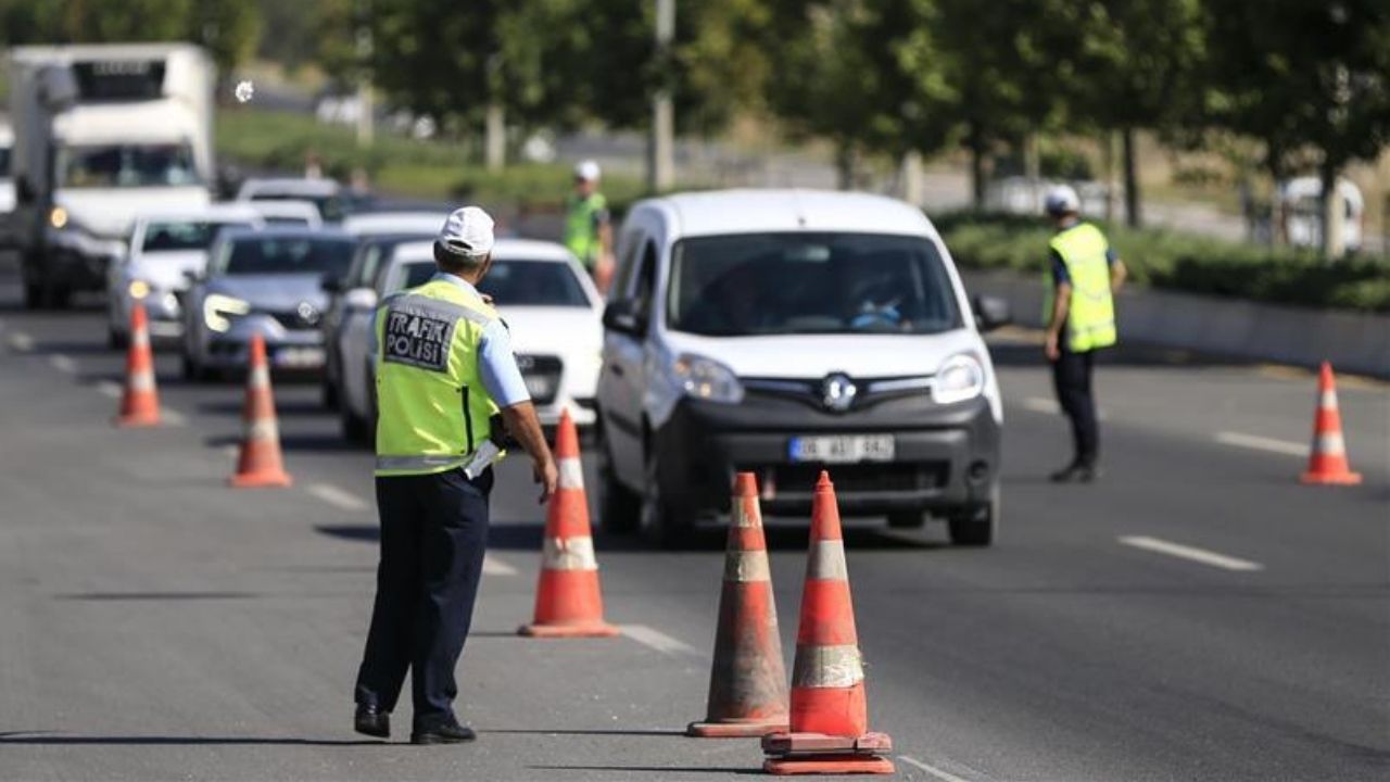 Açıklamada, yarın saat 06.00'dan itibaren ihtiyaç olması halinde araç trafiğine kapatılacak yollar ve caddeler şöyle sıralandı: