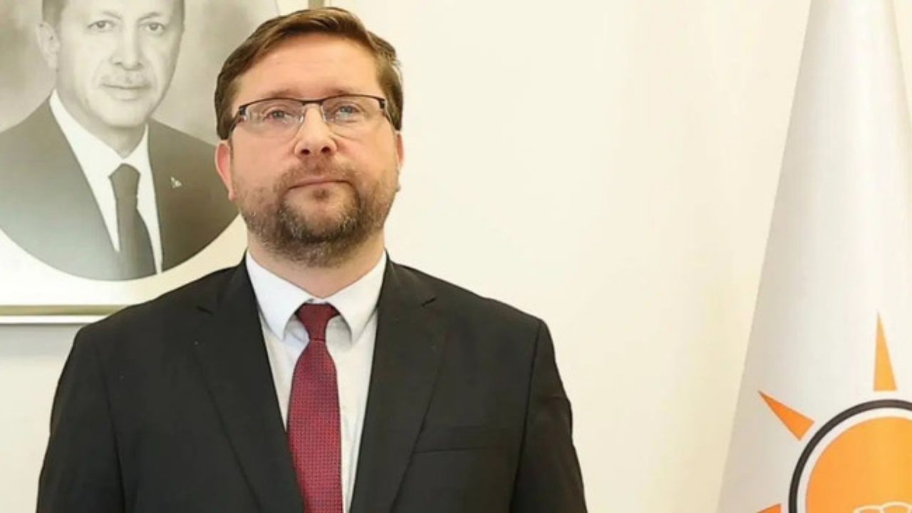 Ak Parti’de il ve ilçe başkanlıklarındaki istifaları devam ediyor. Son olarak AKP Küçükçekmece İlçe Başkanı Nejat Öztürk, sosyal medya hesabından yaptığı paylaşımla görevinden istifa ettiğini duyurdu.