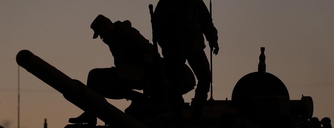 Tatbikat Gerçek Sanıldı, Polis Ateş Açtı
Tatbikat kapsamında kamusal alanda eğitim yapan Alman ordusu askerleri, bir çiftliğin çevresinde konuşlanarak operasyon senaryosunu canlandırıyordu. Ancak çevredeki vatandaşlar, askerlerin hareketlerinden şüphelenerek durumu polise ihbar etti.
İhbar üzerine olay yerine çok sayıda polis ekibi sevk edildi. Ancak tatbikattan haberi olmayan polis ekipleri, askerlerin gerçek bir operasyon yürüttüğünü düşündü. Tatbikatta yer alan askerler ise polisleri “tatbikatın bir parçası” sanarak eğitim mermileriyle ateş açtı. Polis ekipleri, saldırıya gerçek mermilerle karşılık verdi. Çatışma kısa sürede büyüdü.