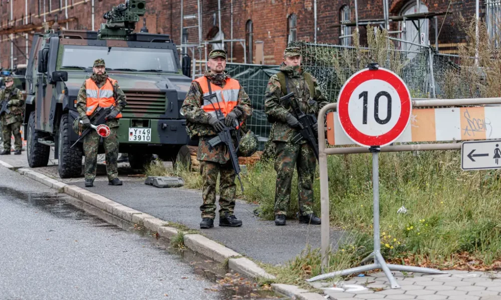 Alman Basını: “Tam Bir İletişim Fiyaskosu”
Alman medyasında olay, “devlet kurumları arasındaki en büyük koordinasyon hatası” olarak nitelendirildi. Bild ve Der Spiegel gazeteleri, polis ekiplerinin tatbikatın yürütüldüğünden haberdar edilmediğini doğruladı.
Savunma Bakanlığı, olayla ilgili resmi açıklama yapmaktan kaçınırken, İçişleri Bakanlığı’nın soruşturma başlattığı öğrenildi. Tatbikat bölgesinde güvenlik protokollerinin nasıl ihlal edildiği ve bilgilendirme zincirinin neden işlemediği araştırılıyor.
Olay Sosyal Medyada Gündem Oldu
Olayın ardından Almanya genelinde güvenlik kurumları arasındaki iletişim zafiyeti eleştiri konusu oldu. Sosyal medyada birçok kullanıcı, “eğer gerçek bir kriz olsaydı, sonuç çok daha korkunç olurdu” yorumunda bulundu.
Bazı muhalefet milletvekilleri ise mecliste konunun acilen gündeme alınması çağrısında bulunarak, “tatbikat değil, tam bir felaket provasına dönüştü” ifadelerini kullandı.