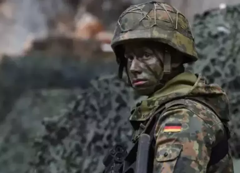 800 Asker ve Kurtarma Ekipleri Katılmıştı
“Mareşal Gücü 2025” adlı tatbikata 800’e yakın asker, itfaiye ve kurtarma ekibi katılmıştı. Tatbikatın amacı, olası bir NATO üyesi ülkenin işgal edilmesi durumunda askeri ve sivil güçlerin koordinasyon kabiliyetini test etmekti. Ancak bilgi akışındaki kopukluk, ordunun ve polisin birbirini “düşman” sanmasına yol açtı.