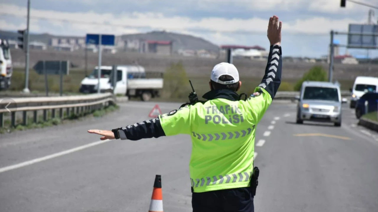 Kış mevsiminin yaklaşmasıyla birlikte sürücüleri yakından ilgilendiren kış lastiği zorunluluğu yeniden gündeme geldi. Ulaştırma ve Altyapı Bakanlığı tarafından yayımlanan “Kış Lastiği Kullanma Zorunluluğu Tebliği” kapsamında, 15 Kasım 2025 tarihinden itibaren ticari araçlar için zorunlu uygulama başlayacak. Bu kural, 15 Nisan 2026 tarihine kadar devam edecek.