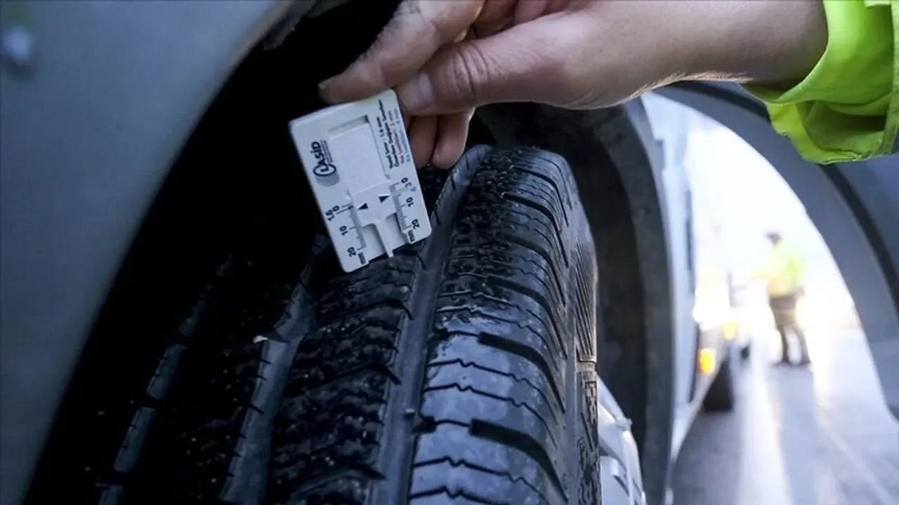 Kış Lastiği Ne Sağlar?
Kış lastiklerinin özel kauçuk bileşimi ve diş yapısı, düşük sıcaklıklarda yola daha iyi tutunmayı sağlar.
Kısa fren mesafesi: Islak, karlı ve buzlu zeminde daha güvenli duruş mesafesi.
Yüksek yol tutuşu: Virajlarda kayma riskini azaltır.
Yakıt tasarrufu: Doğru lastik basıncı ve uygun desen ile yakıt tüketimini düşürür.
Uzmanlar ayrıca, kış lastiği takılırken tüm lastiklerin aynı tipte olması gerektiğini ve diş derinliğinin en az 4 mm olmasının önemine dikkat çekiyor.
Sürücülere Son Hatırlatma
15 Kasım’dan önce araç sahiplerinin lastik değişimini yaptırmaları, yoğunluk nedeniyle oluşabilecek servis kuyruklarını önleyecek. Ayrıca, hava sıcaklıklarının hızla düşmesiyle erken taktırılan kış lastiklerinin hem güvenlik hem de performans açısından büyük avantaj sağlayacağı belirtiliyor.